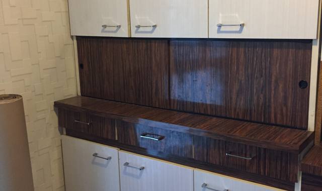 Meubles buffet et placard posé dessus en formicat