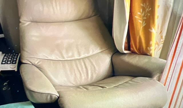 Meubles fauteuil relax electrique, et table basse noire Lack