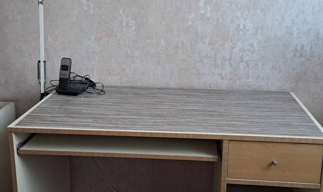 Meubles bureau blanc avec lampe