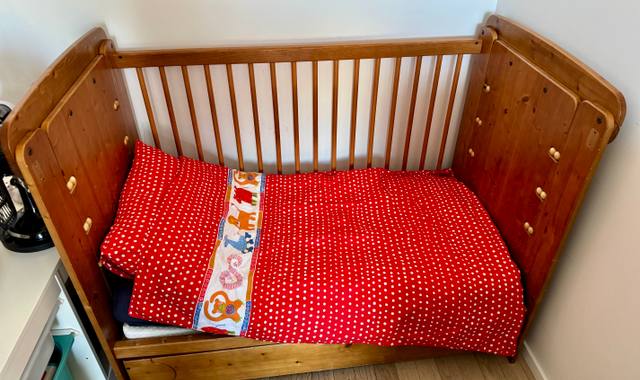 Meubles lit bébé en bois massif + matelas