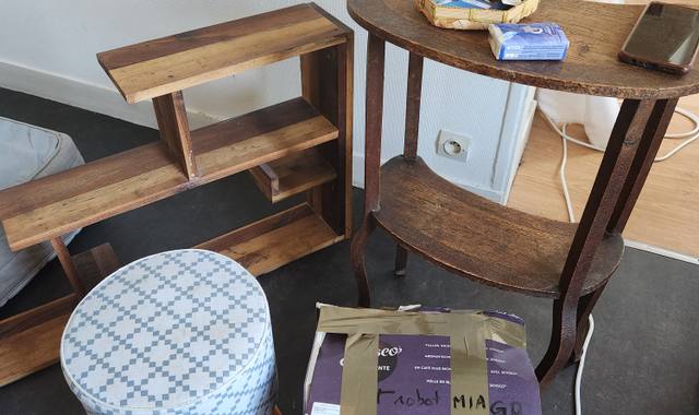 Meubles uRGENT : Donne petits meubles et cafetière automatique