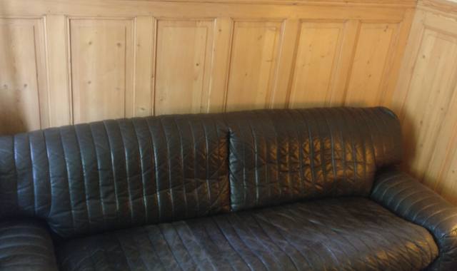 Meubles grand canapé cuir noir Ligne Roset