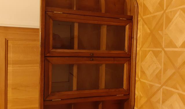 Meubles une étagère murale avec 2 portes