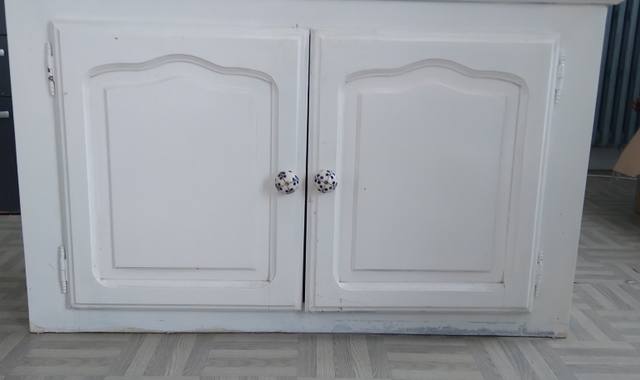 Meubles un meuble bas 2 portes blanc à restaurer