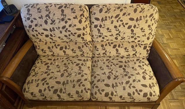 Meubles canapé en tissu et boiseries