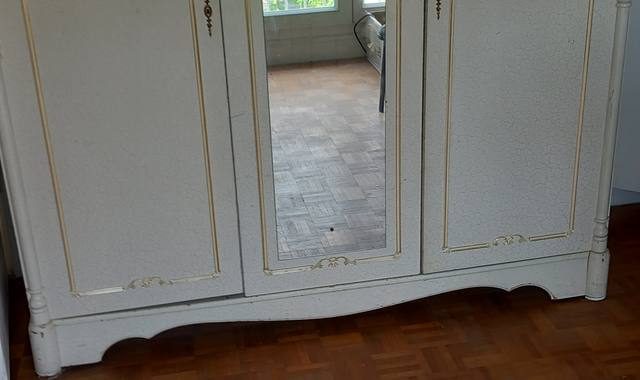 Meubles armoire 3 portes à donner (porte de droite ferme mal)