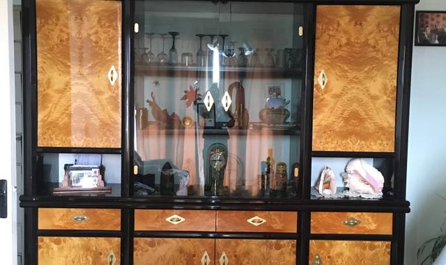 Meubles un meuble de salle à manger en très bon état avec un éclairage dans la vitrine.