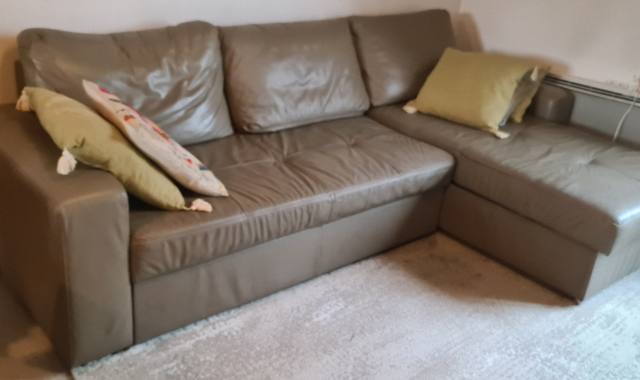 Meubles un canapé  d angle en cuir