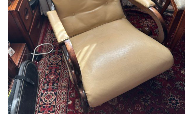 Meubles un beau fauteuil, je pense que c’est plutôt du skaï et du bois encore en t