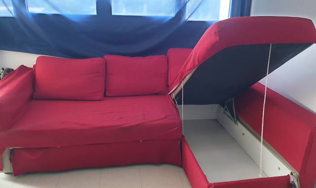 Meubles canapé d'angle convertible IKEA et housse rouge