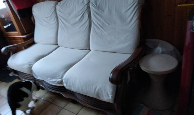 Mobilier un canapé 3 places en bon état