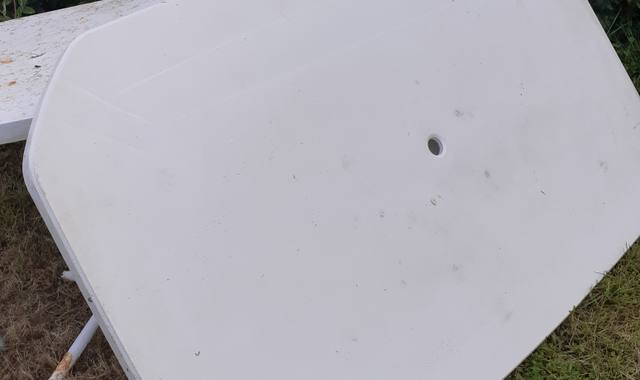 Mobilier table de jardin à réparer