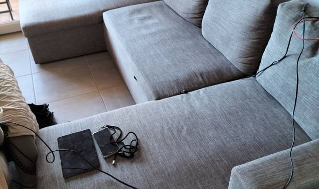 Mobilier canapé panoramique avec caisson de rangement en bon état prévoir utilitaire