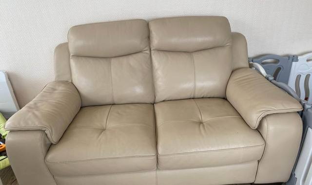 Mobilier canapé en cuir beige 2 places