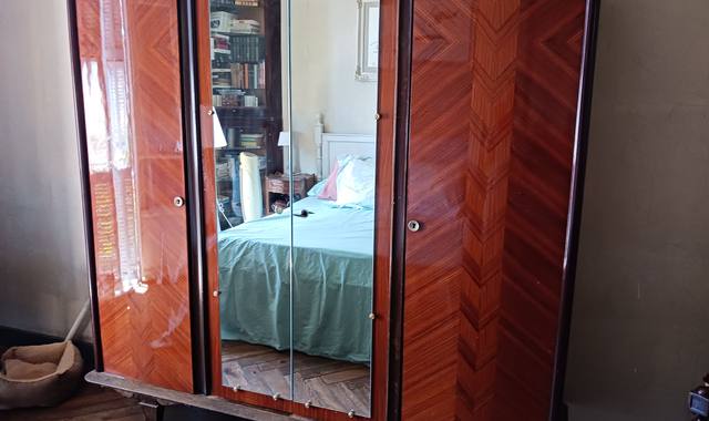 Mobilier armoir, lit et chevet.