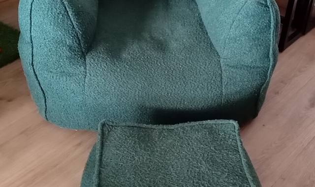 Mobilier fauteuil en velours avec son pouf