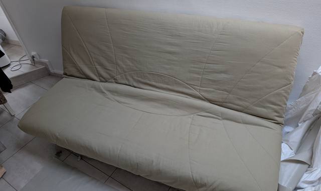 Mobilier canapé lit type Clic-clac avec housse neuve