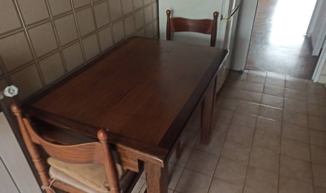Mobilier table de cuisine et deux chaises