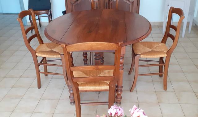 Mobilier tABLE NOYER MASSIF + rallonges de 30 cm chacune + 4 CHAISES