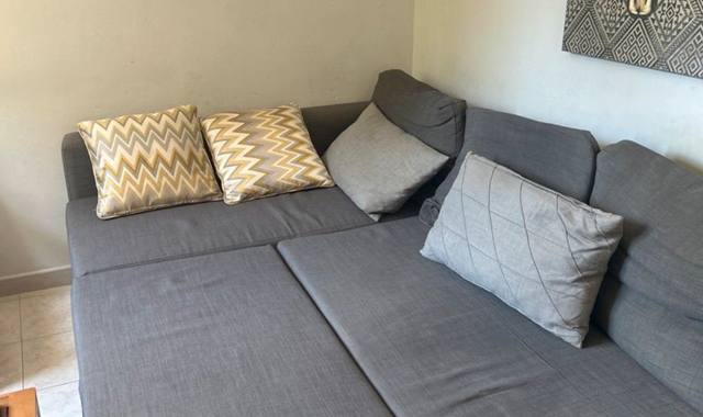 Mobilier canapé tissu gris IKEA  avec angle à gauche -convertible