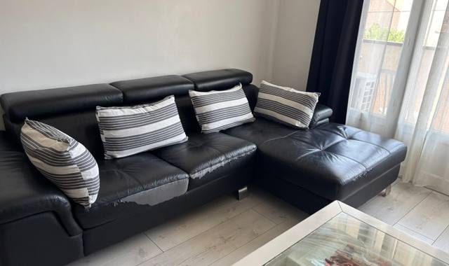 Mobilier canapé d'angle simili cuir dont la peau pèle