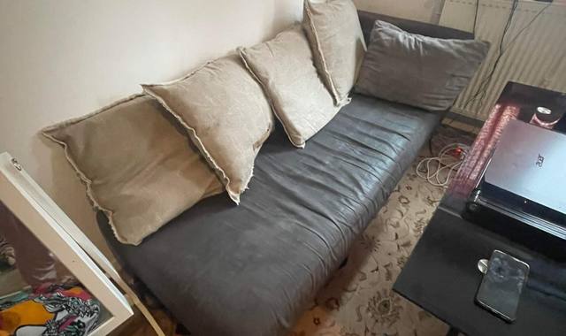 Mobilier canapé gris et oreiller à donner