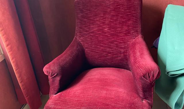 Mobilier fauteuil rétro avec roulettes