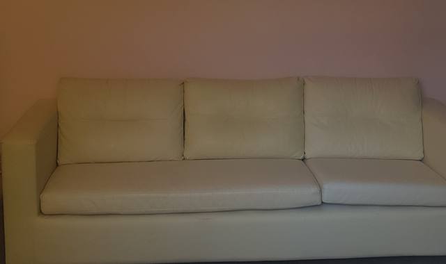 Mobilier 2 canapés blancs similicuir.