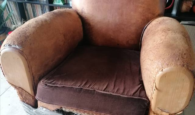 Mobilier fauteuil club en cuir à rénover