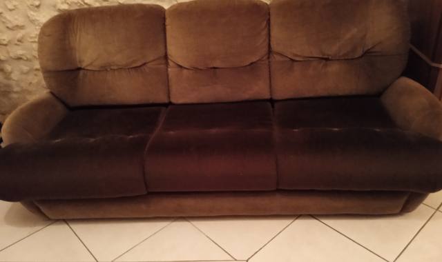 Mobilier canapés, meuble de cuisine et aquarium