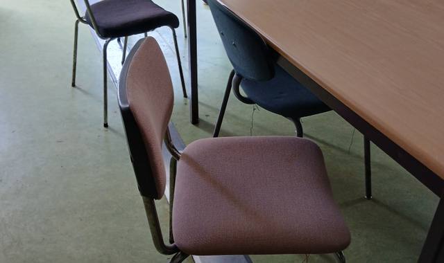 Mobilier 7 tables et 17 chaises