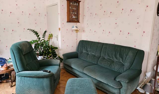 Mobilier ensemble canapé 3 places 2 mètres, un fauteuil électrique ainsi qu'un  pouf