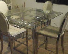Mobilier table haute et 4 chaises.