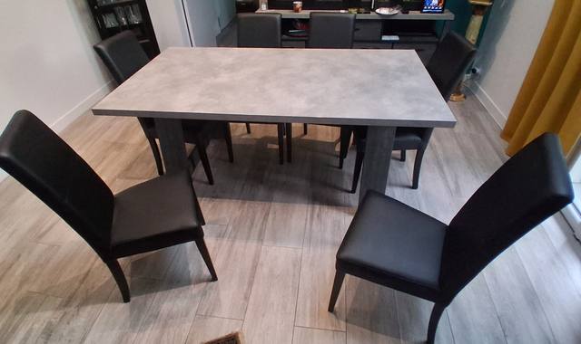 Mobilier table de salle à manger plus six chaises