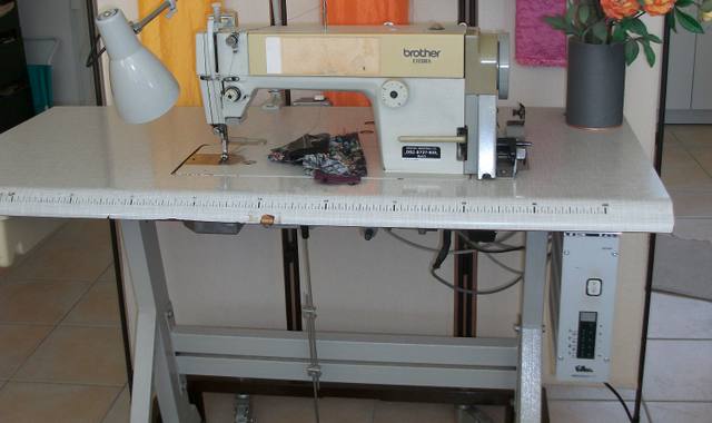 Mobilier une machine à coudre équipée d'un boitier électronique