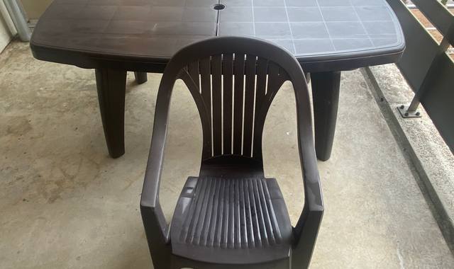 Mobilier table de Jardin en l’état avec ces 5 chaises