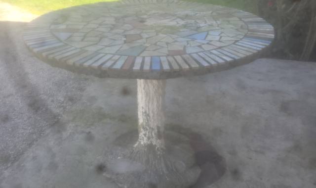 Mobilier table de jardin ronde en ciment des années 50