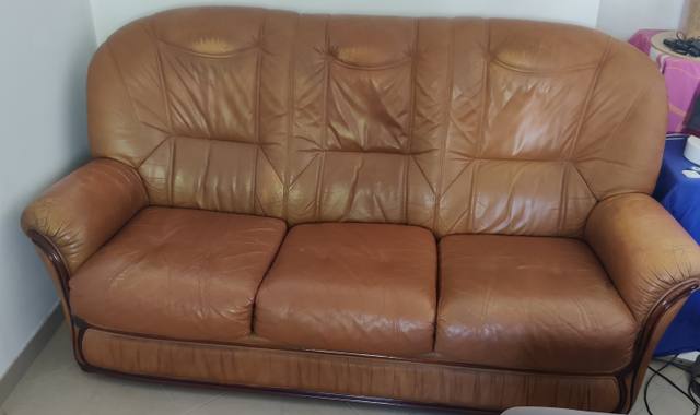 Mobilier Canapé en cuire de 3 places Largeur : 190 cm profondeur : 80 cm hauteur : 