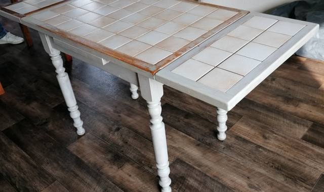 Mobilier table carrelée en bois et ses 2 chaises