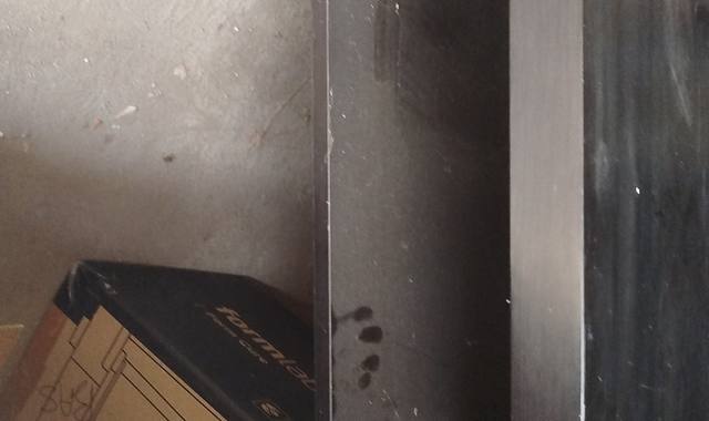 Mobilier table basse, cause déménagement, à nettoyer.