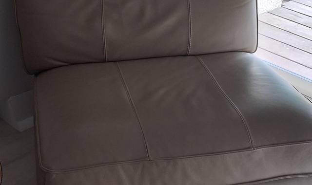 Mobilier 2 fauteuils en cuir