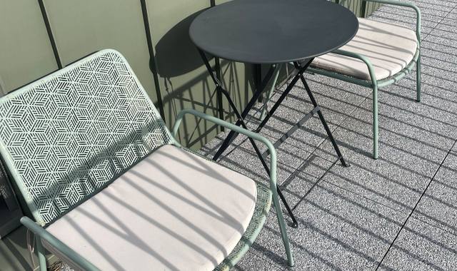 Mobilier je donne gratuitement 2 fauteuils en fer avec leurs coussins