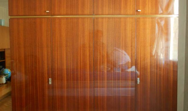 Mobilier une très grande armoire comme neuve, en bois foncé laqué, et aussi un secrétaire