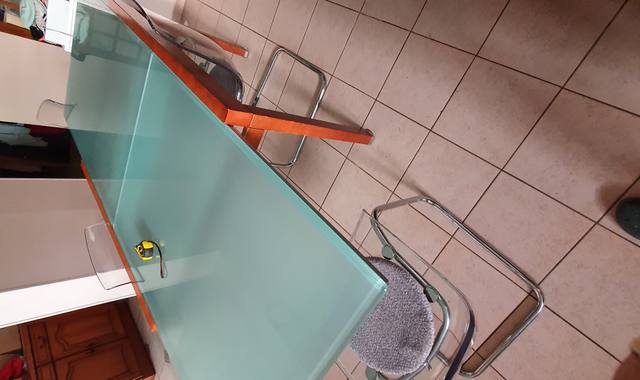 Mobilier une table bois + verre.