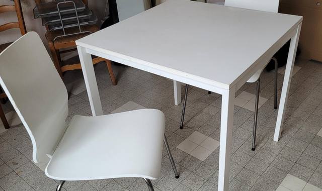 Mobilier table de cuisine + 2 chaises assorties