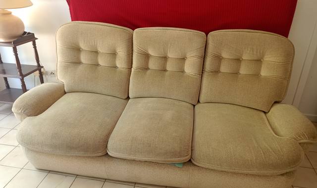 Mobilier  canapé 3 places  convertible en tissu beige- marron clair + un fauteuil