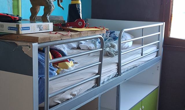 Mobilier lit 1 personne.