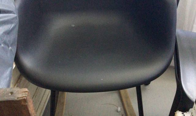 Mobilier deux fauteuils à bois noirs