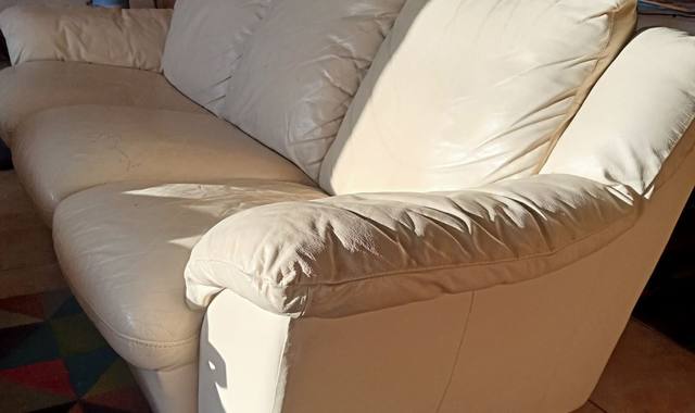 Mobilier 2 canapés  et 2 poufs en cuir