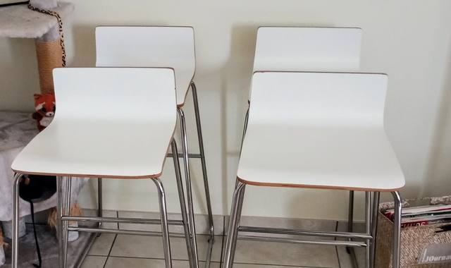 Mobilier 4 chaises de bar hautes blanches pied en métal